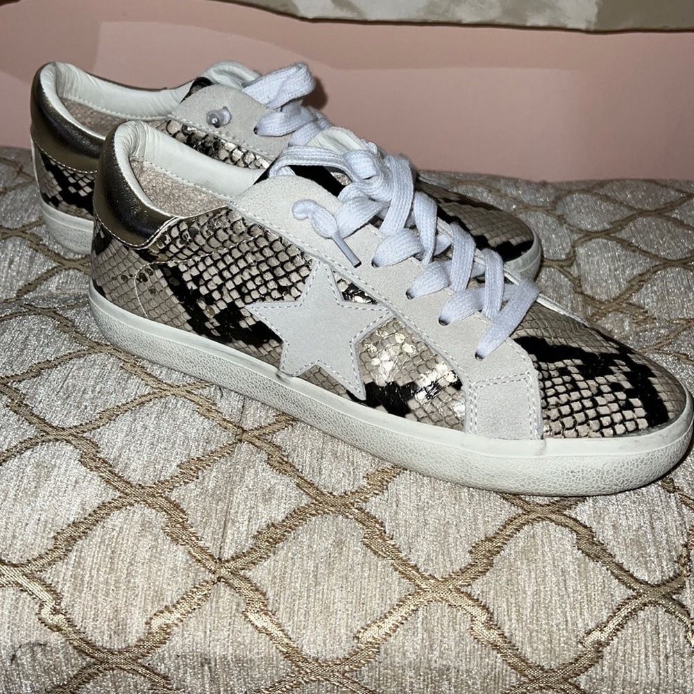 Steve Madden Snakeskin Gold Sneakers Size 9.5